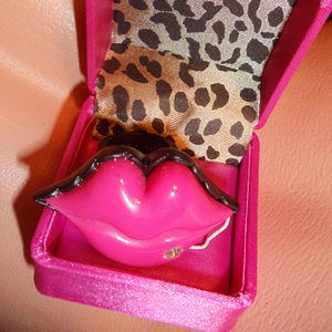 Vintage PINK black big LIP KISS STATEMENT RING BETSEY JOHNSON LUCITE crystal